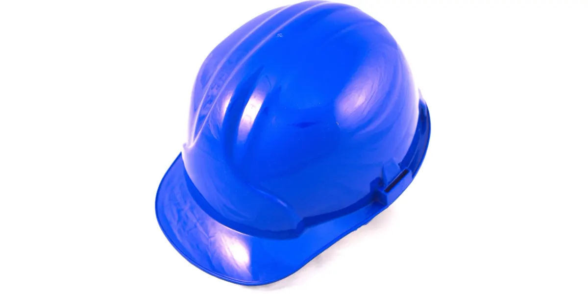 Casco de obra azul sobre fondo blanco