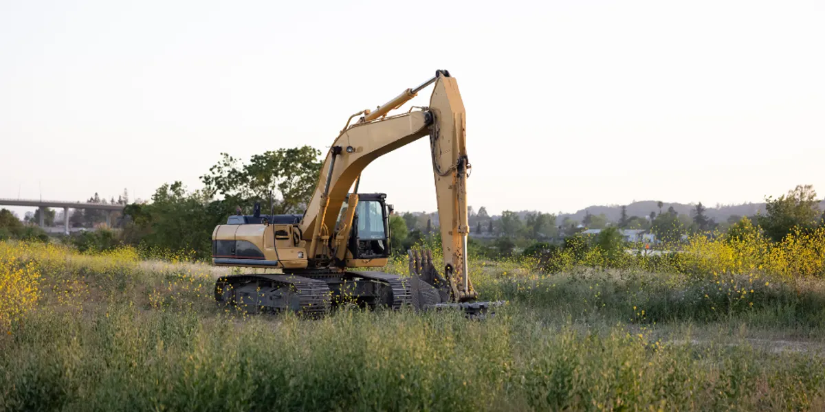 Excavadora en un solar antes del inicio de la obra