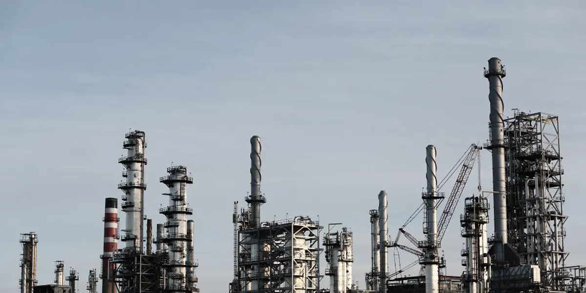 Complejo industrial con grúas y estructuras metálicas
