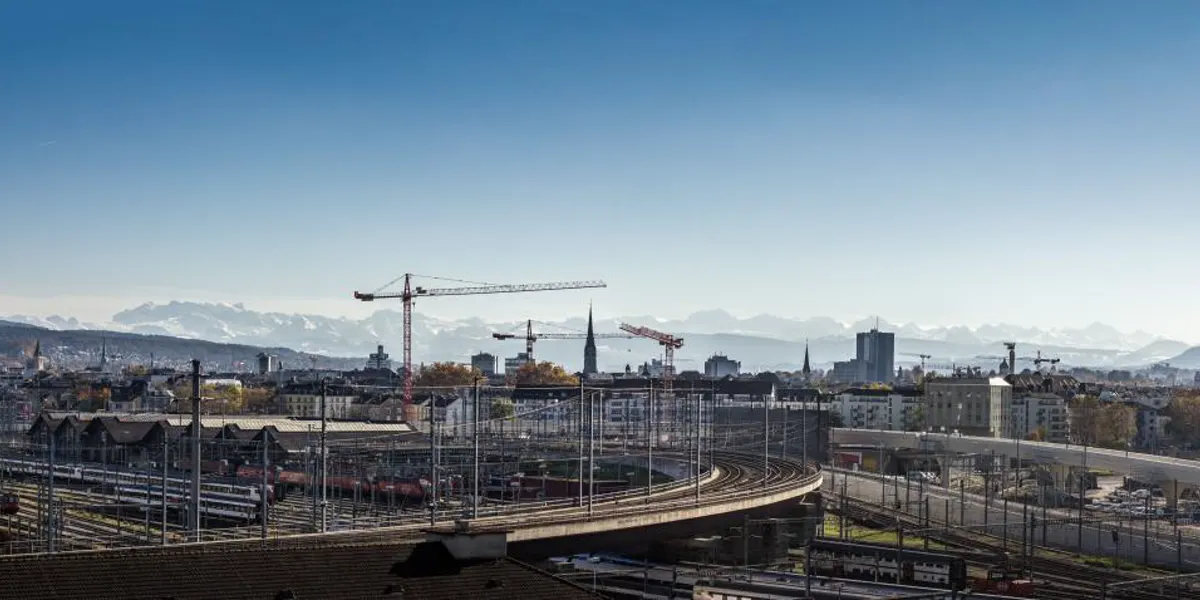 Infraestructura urbana con grúas y vías